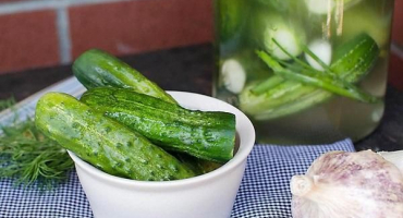 5 Jednoduchých receptů na výrobu lehce slaných okurek s hořčicí na zimu